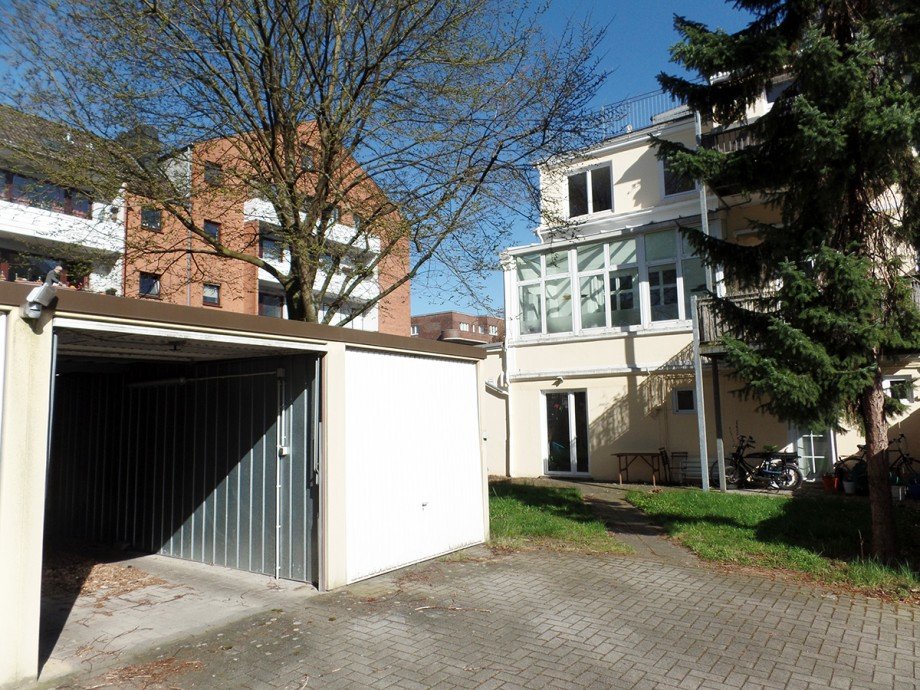 R�ckansicht mit Garage Maisonettewohnung Bremen